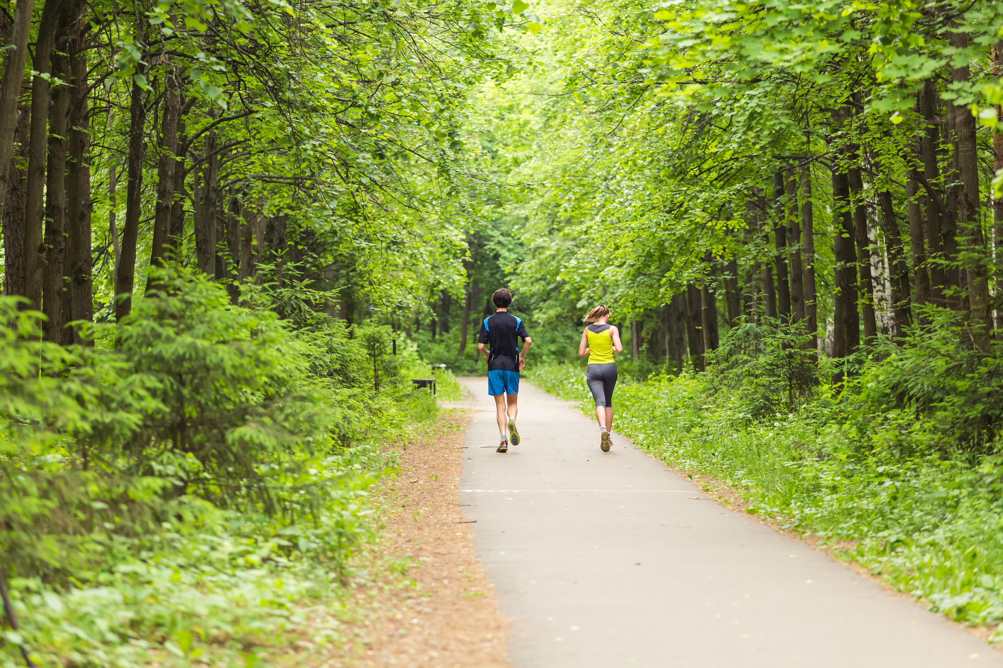 Jeune couple en train de courir dans la foret