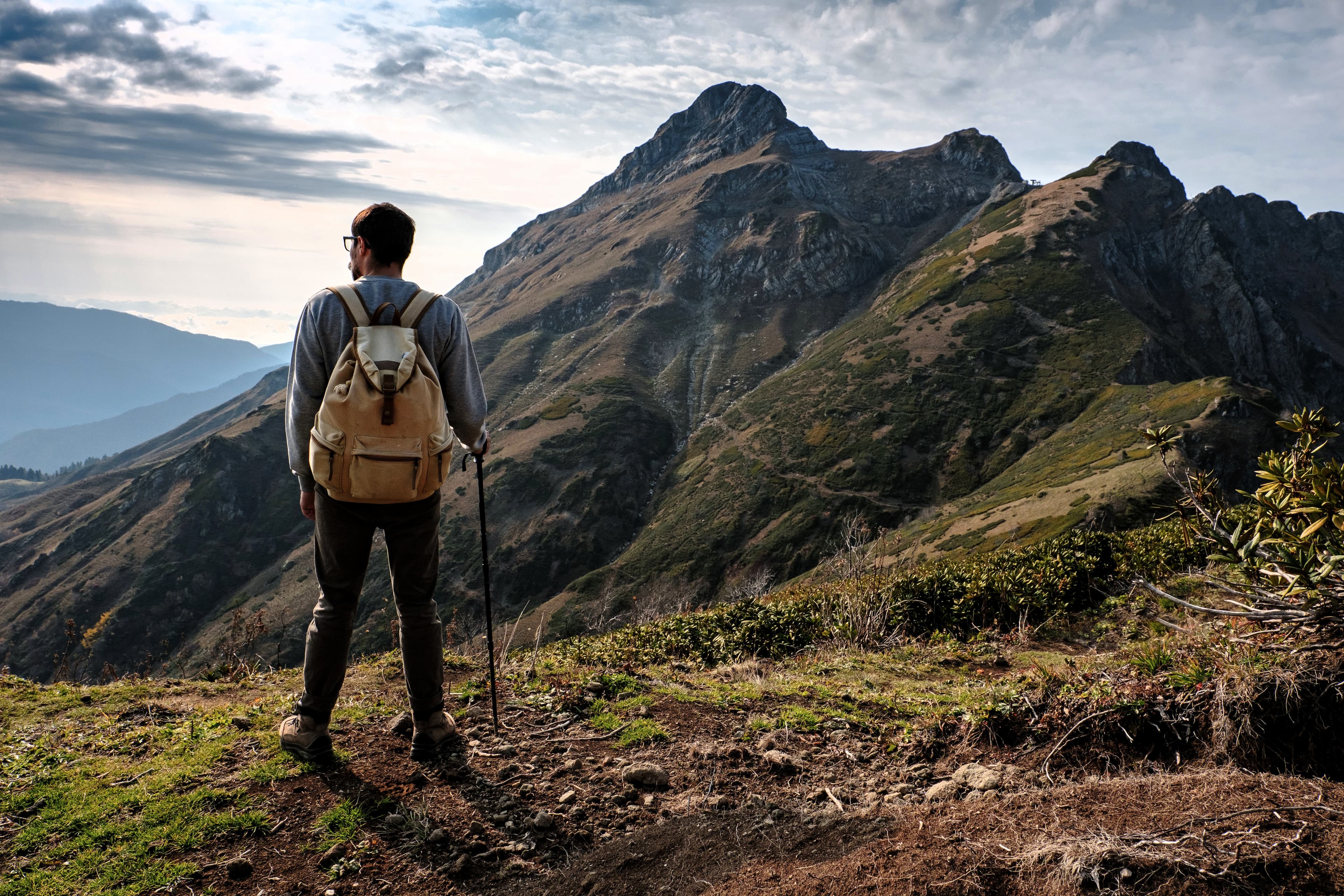 Un homme debout au sommet d'une montagne
